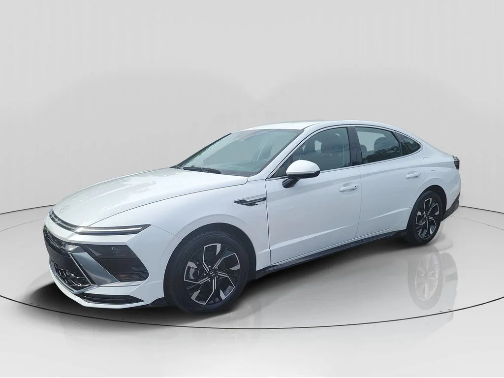 Used 2024 White Hyundai SEL image 3