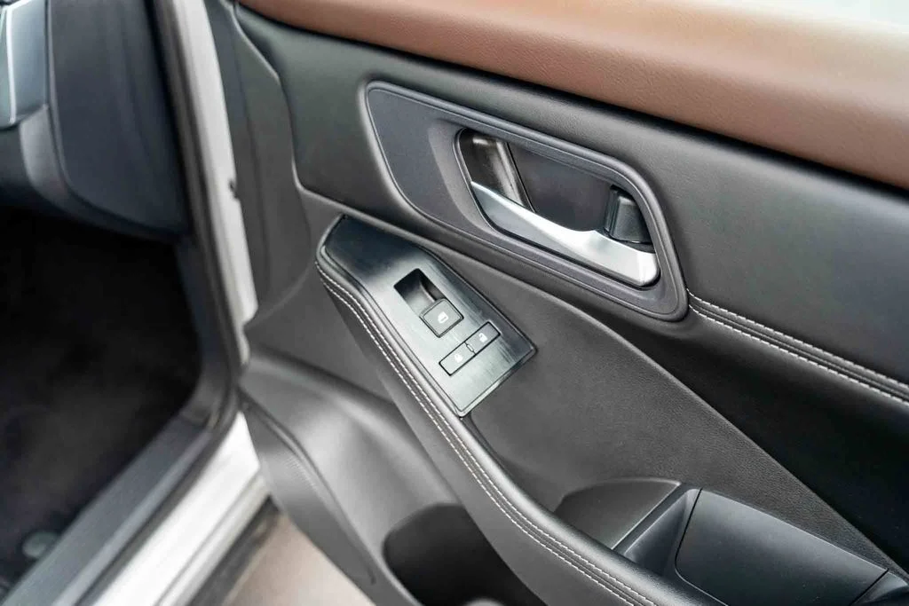 Used 2023 Silver Nissan SV image 30