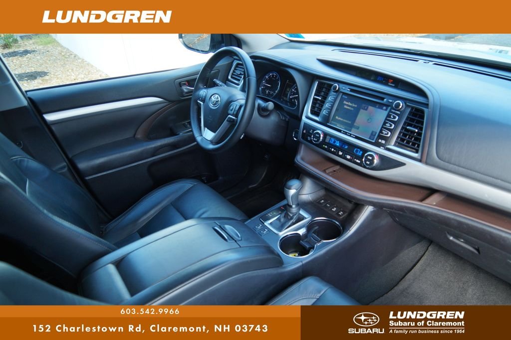 Used 2018 Silver Toyota XLE image 12