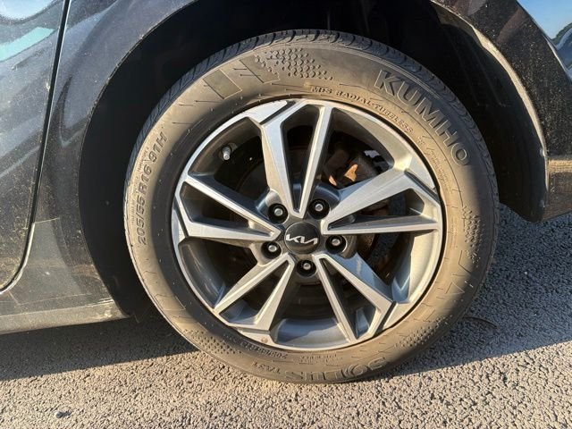 Used 2023 Black Kia LXS image 5