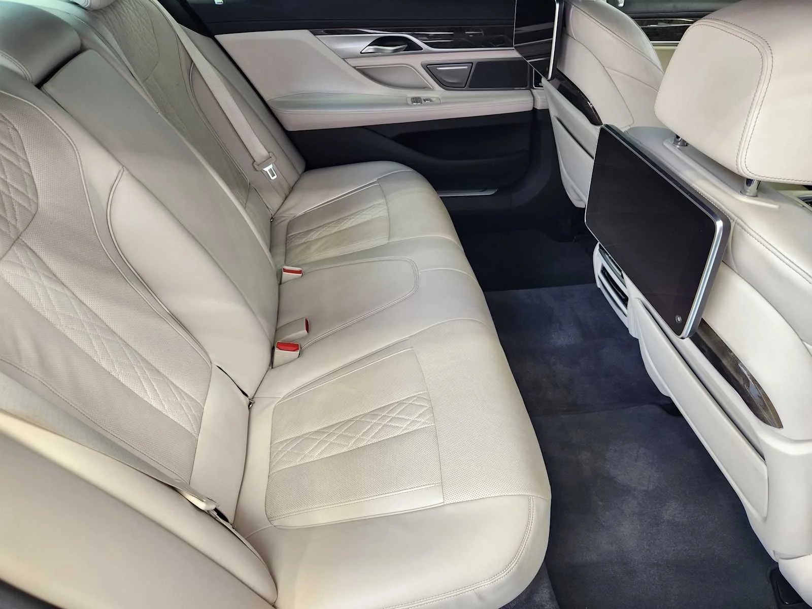 Used 2022 Black Sapphire Metallic BMW 750i xDrive image 28