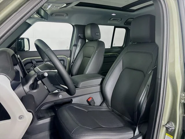 Used 2025 Green Land Rover S image 22