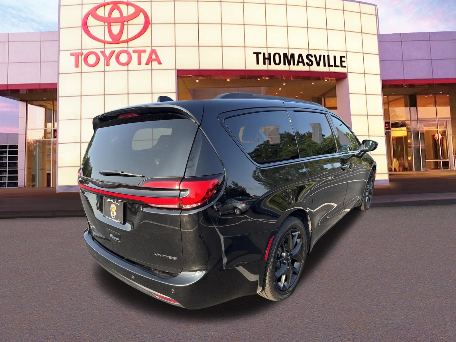 Used 2025 Diamond Black Crystal Pearlcoat Chrysler Limited image 5