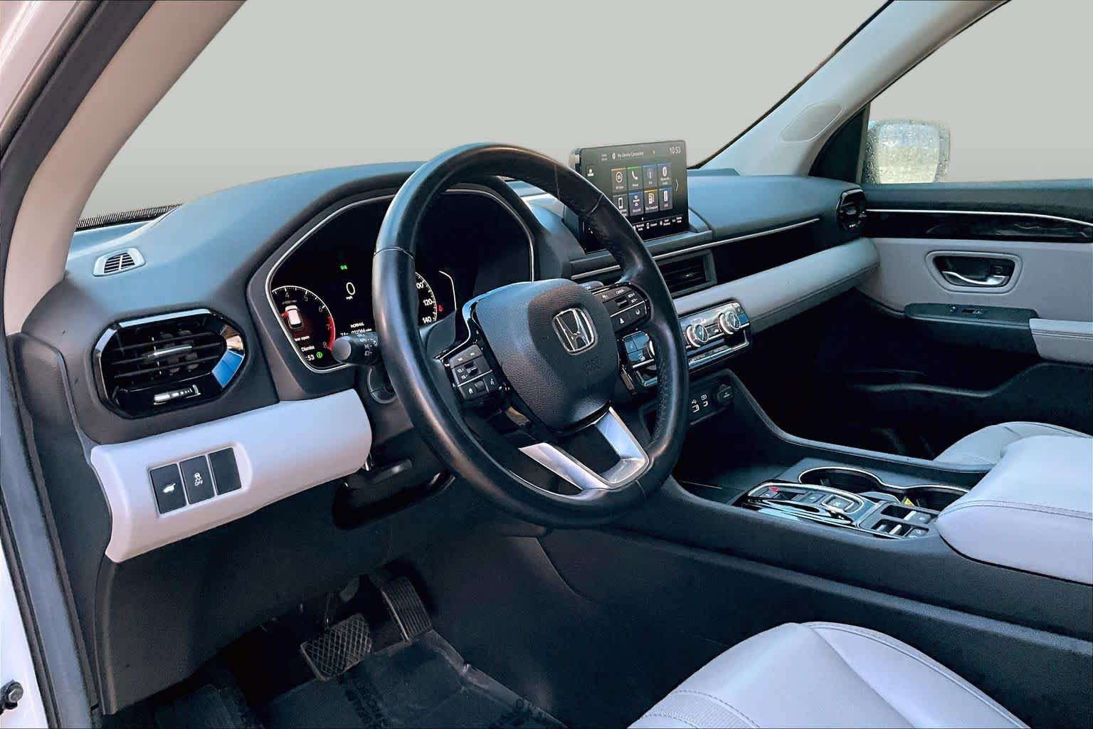 Used 2025 Platinum White Pearl Honda EX-L image 17
