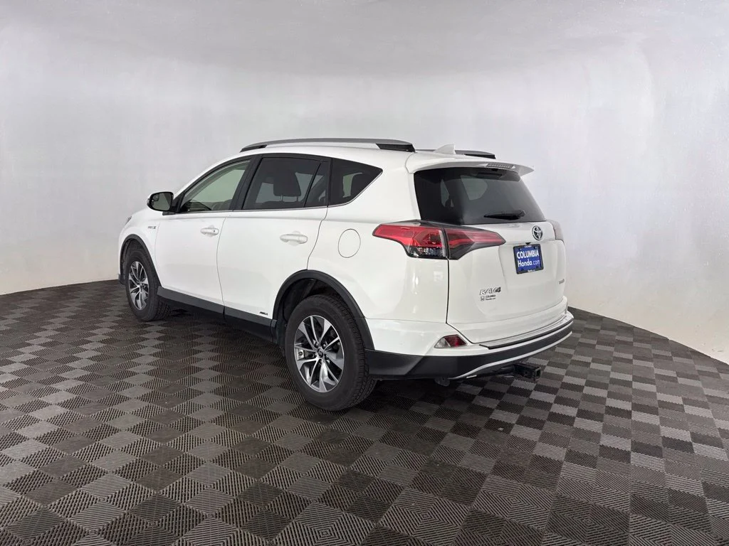 Used 2018 White Toyota LE image 12