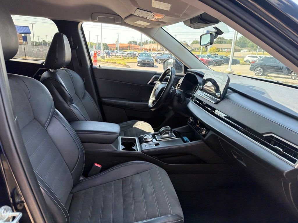 Used 2024 Silver Mitsubishi SE image 25
