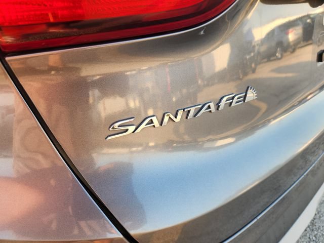 Used 2019 Silver Hyundai SE image 9