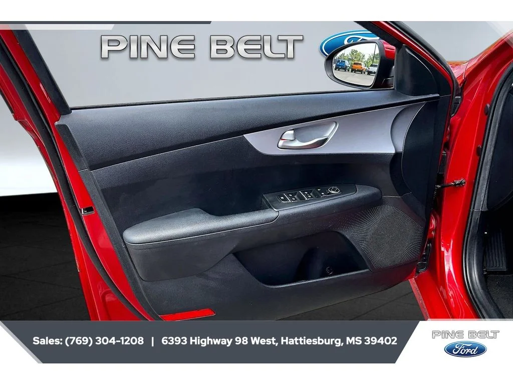 Used 2022 Currant Red Kia LXS image 17