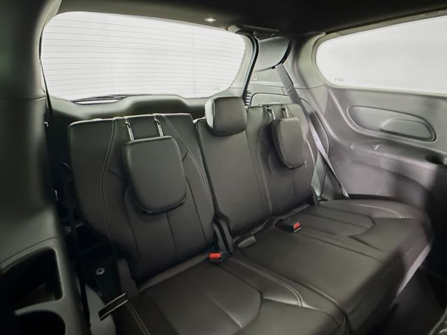 New 2026 Diamond Black Crystal Pearl-Coat Exterior Paint Chrysler Select image 26