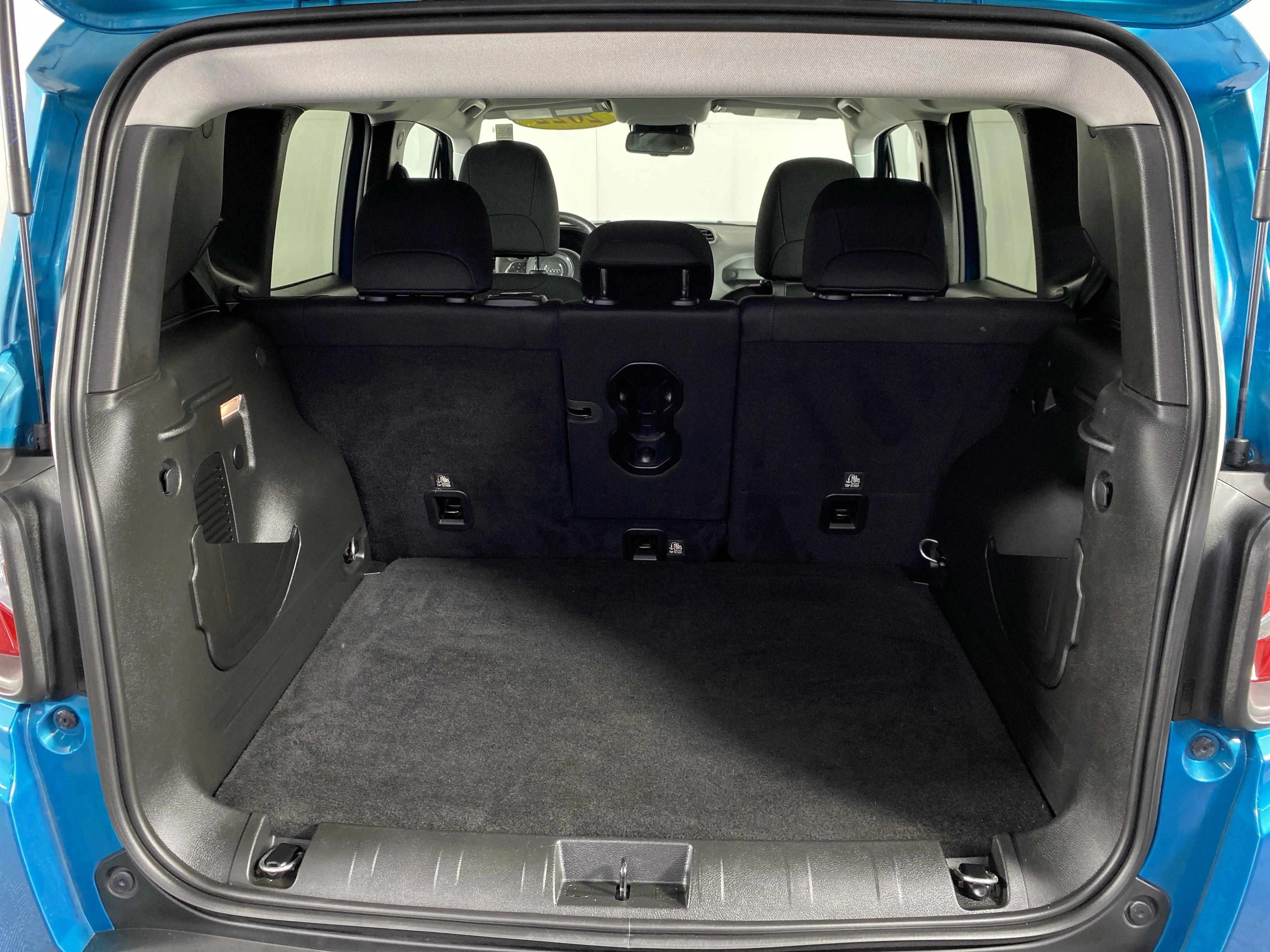 Used 2022 Bikini Metallic Clearcoat Jeep Latitude image 33