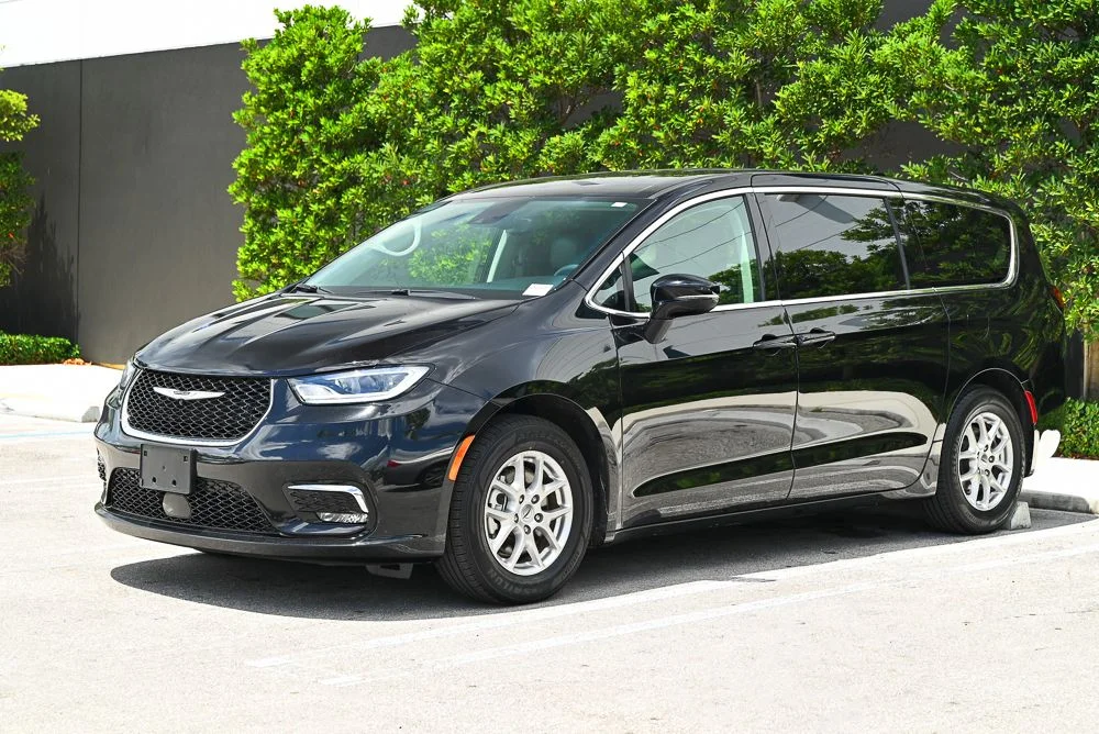 2024 Chrysler Pacifica Touring L's photo