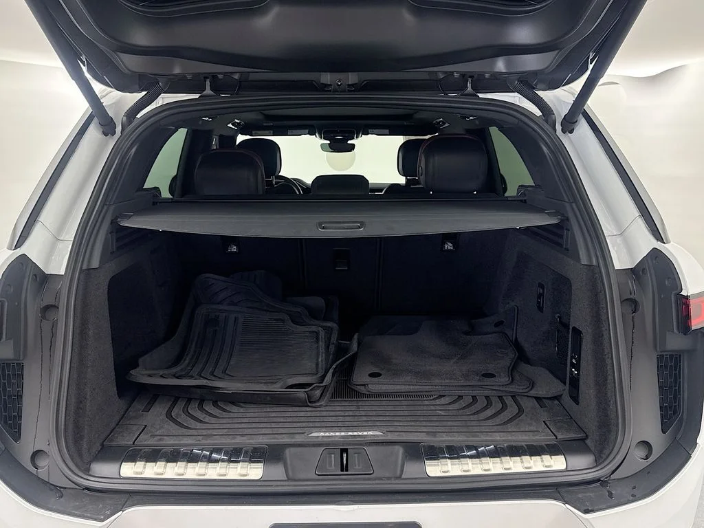 Used 2025 White Land Rover Dynamic SE image 27