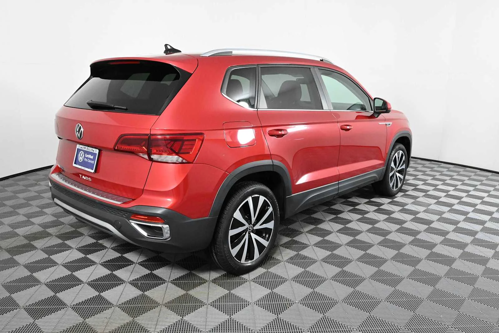 Certified Used 2022 Kings Red Metallic Volkswagen SE image 8