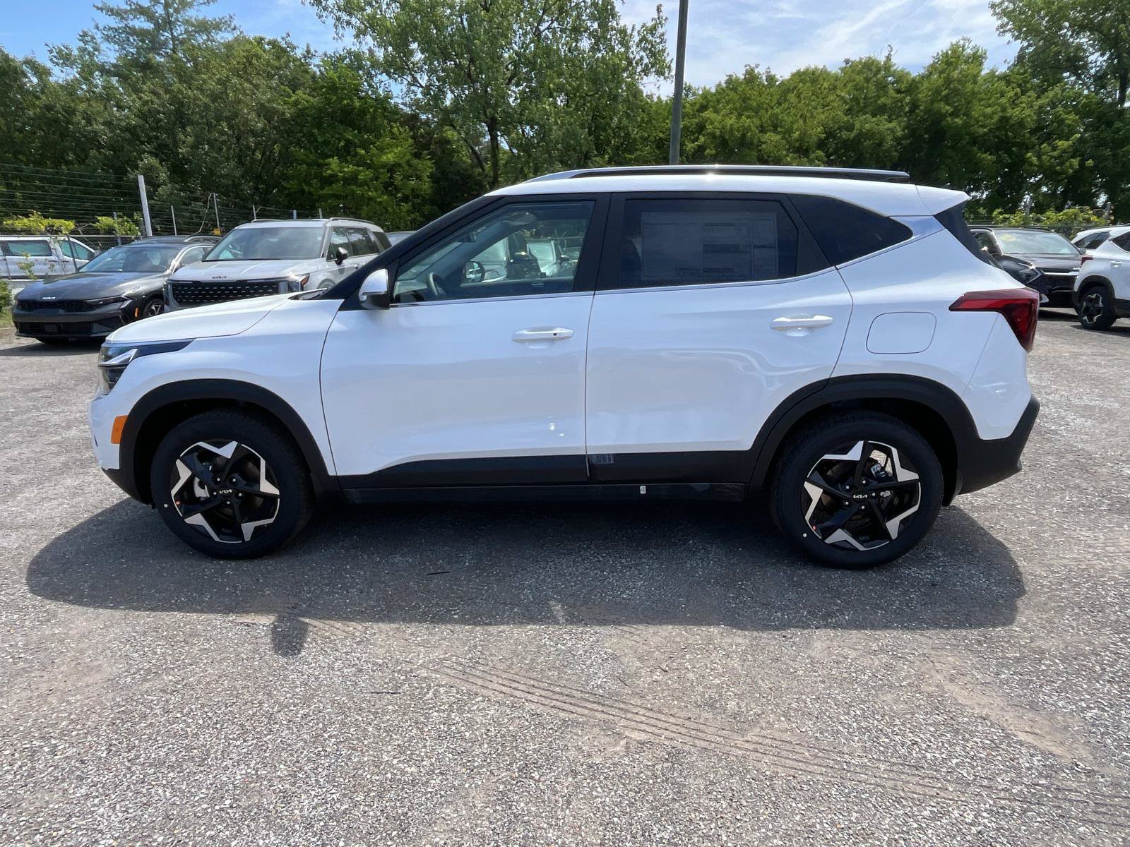 New 2026 Snow White Pearl Kia EX image 4