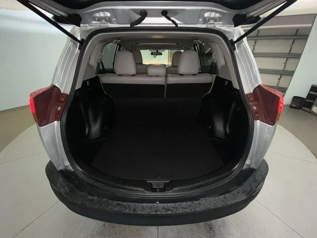 Used 2014 Silver Toyota XLE image 23