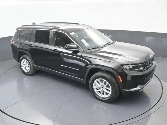 New 2026 Diamond Black Crystal Pearl-Coat Exterior Paint Jeep Laredo image 50