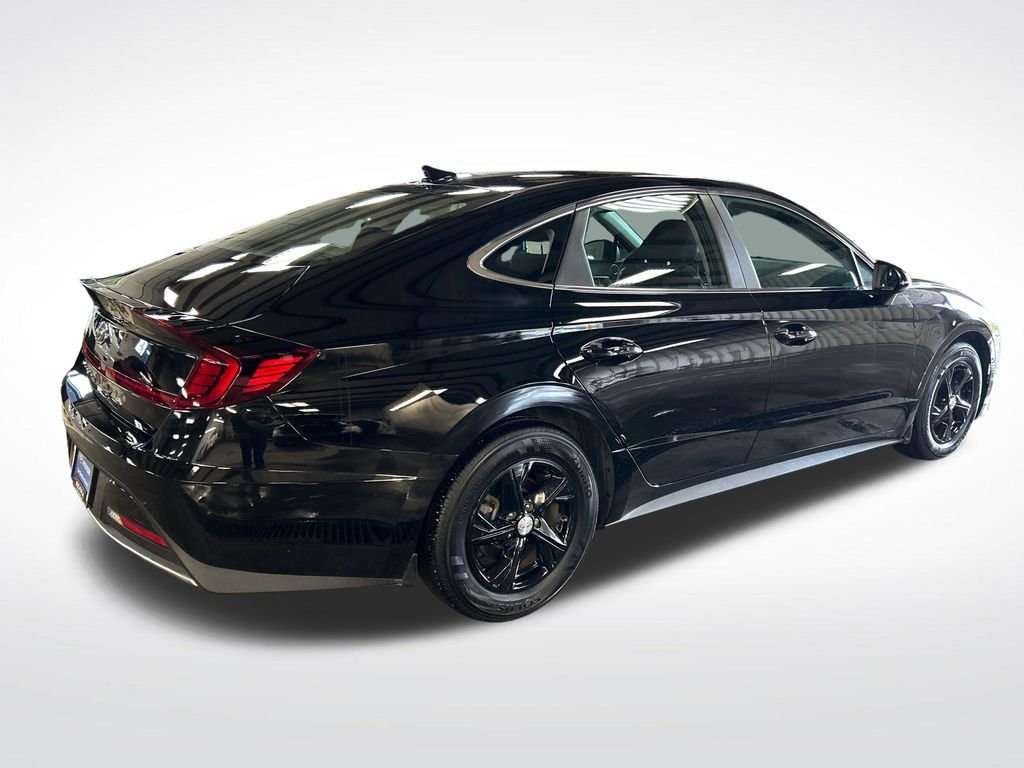 Certified Used 2022 Black Hyundai SE image 5