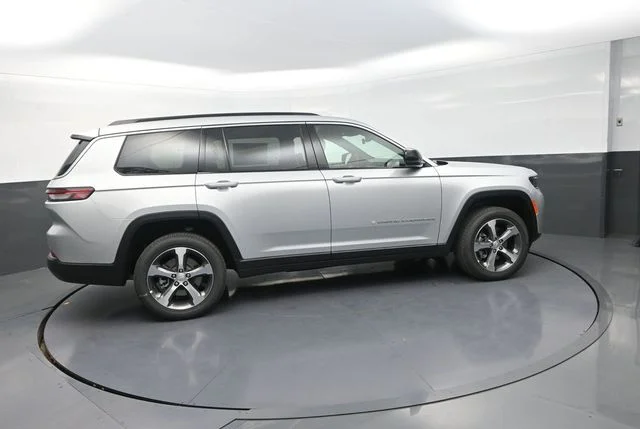 New 2026 Silver Zynith Exterior Paint Jeep Limited image 10