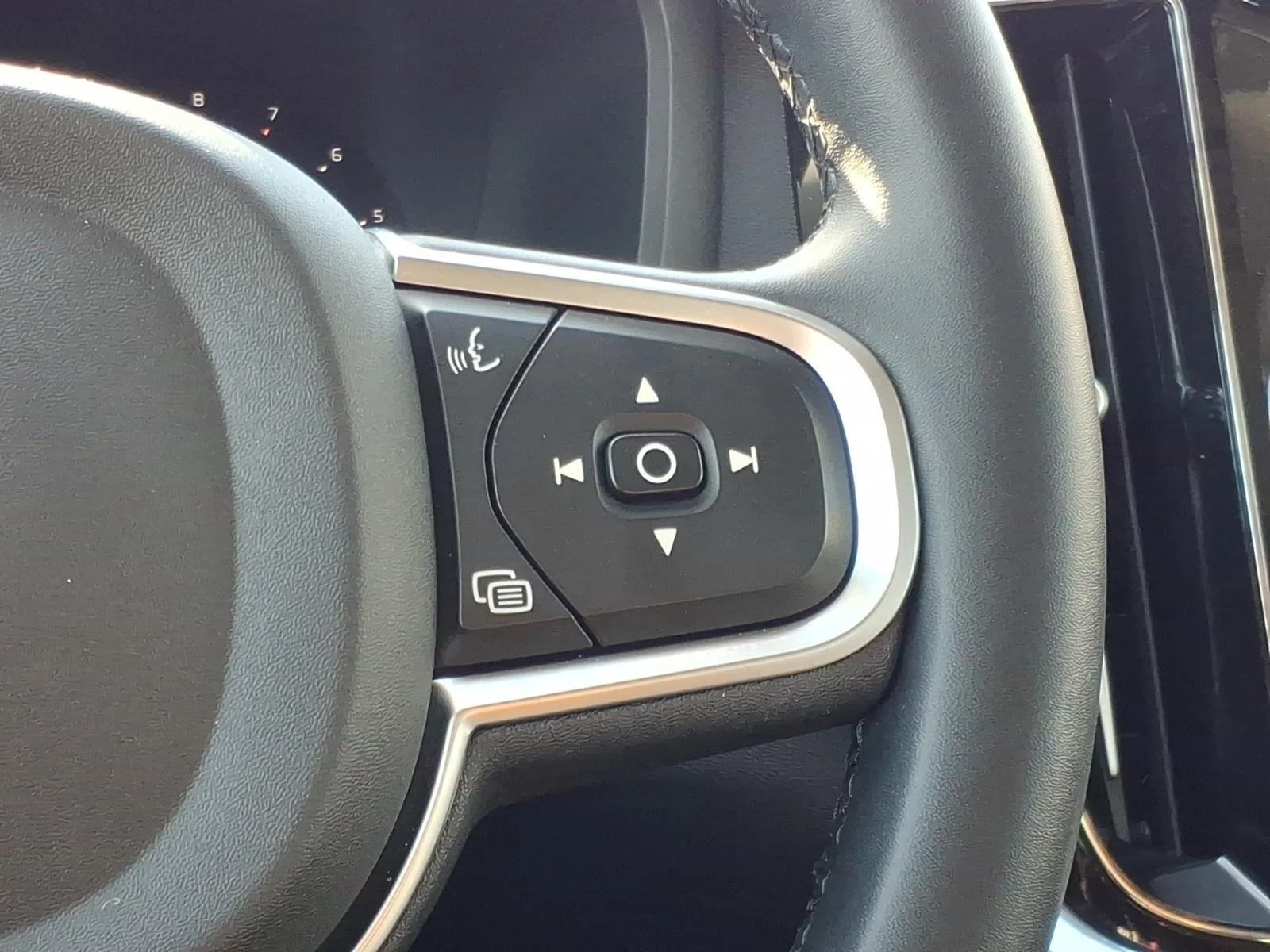 Used 2024 Silver Dawn Metallic Volvo Core Dark Theme image 27