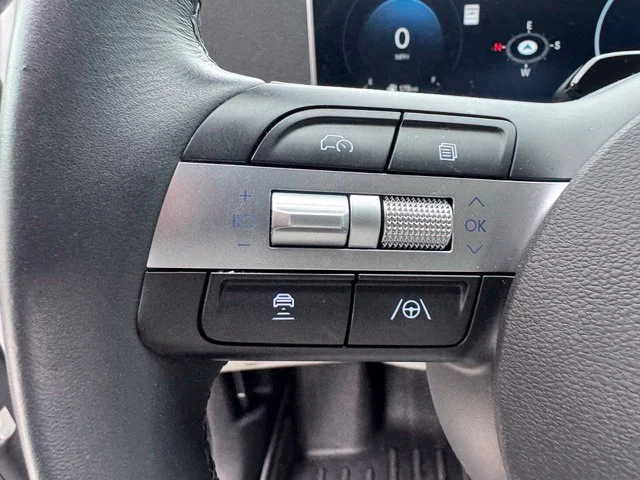 Used 2025 White Hyundai SEL Convenience image 19