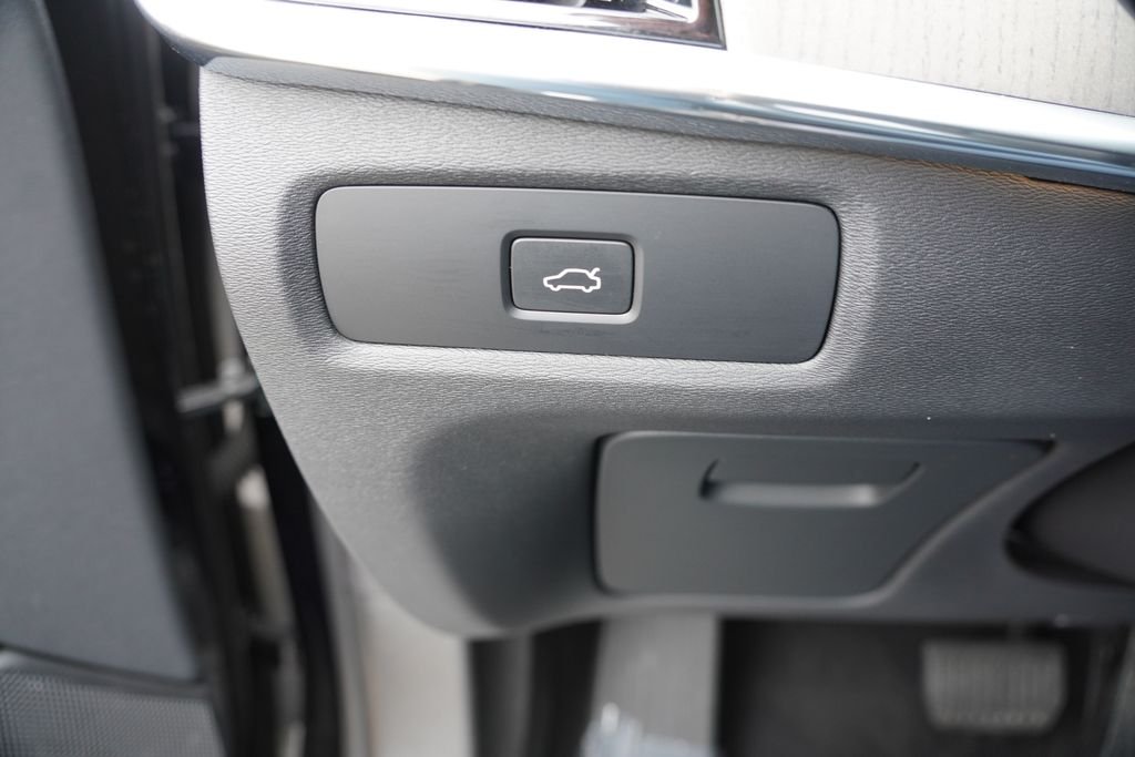 Used 2023 Onyx Black Metallic Volvo B6 Plus image 25