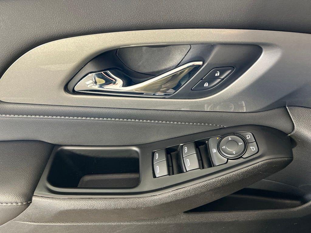 Used 2023 Silver Sage Chevrolet LT image 9