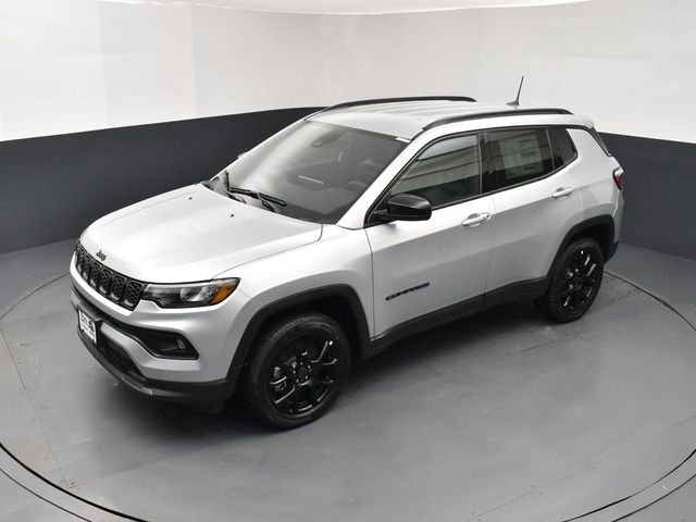 New 2026 Silver Zynith Metallic Clearcoat Jeep Latitude image 14