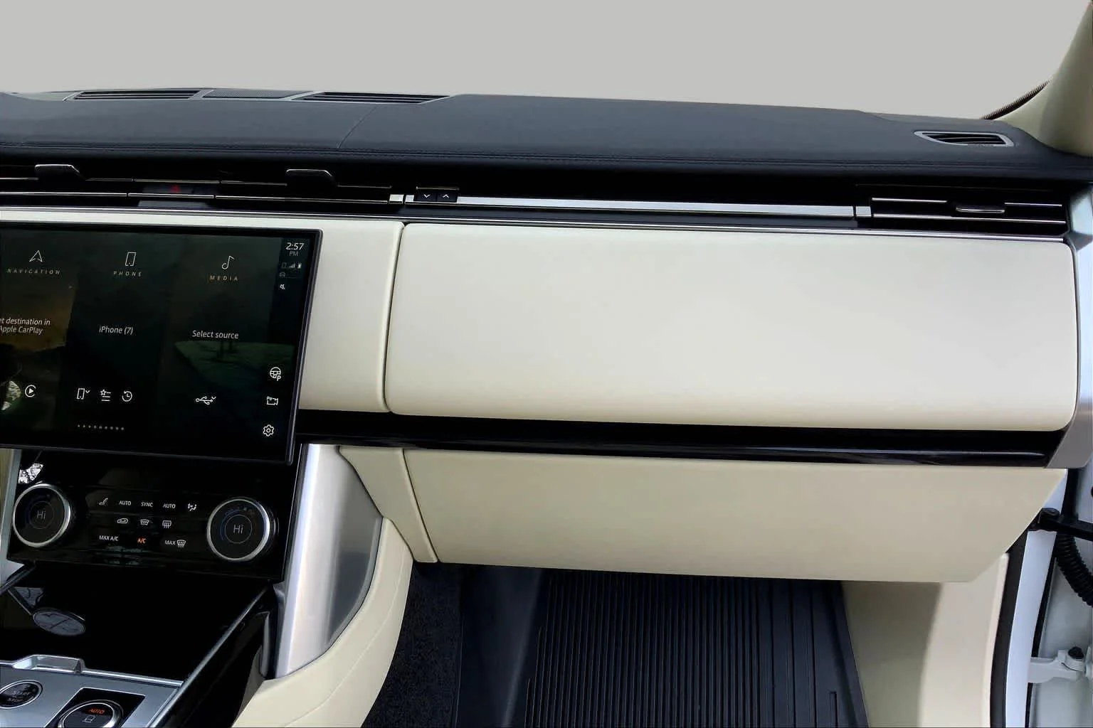 2023 Land Rover Range Rover SE - Photo 17