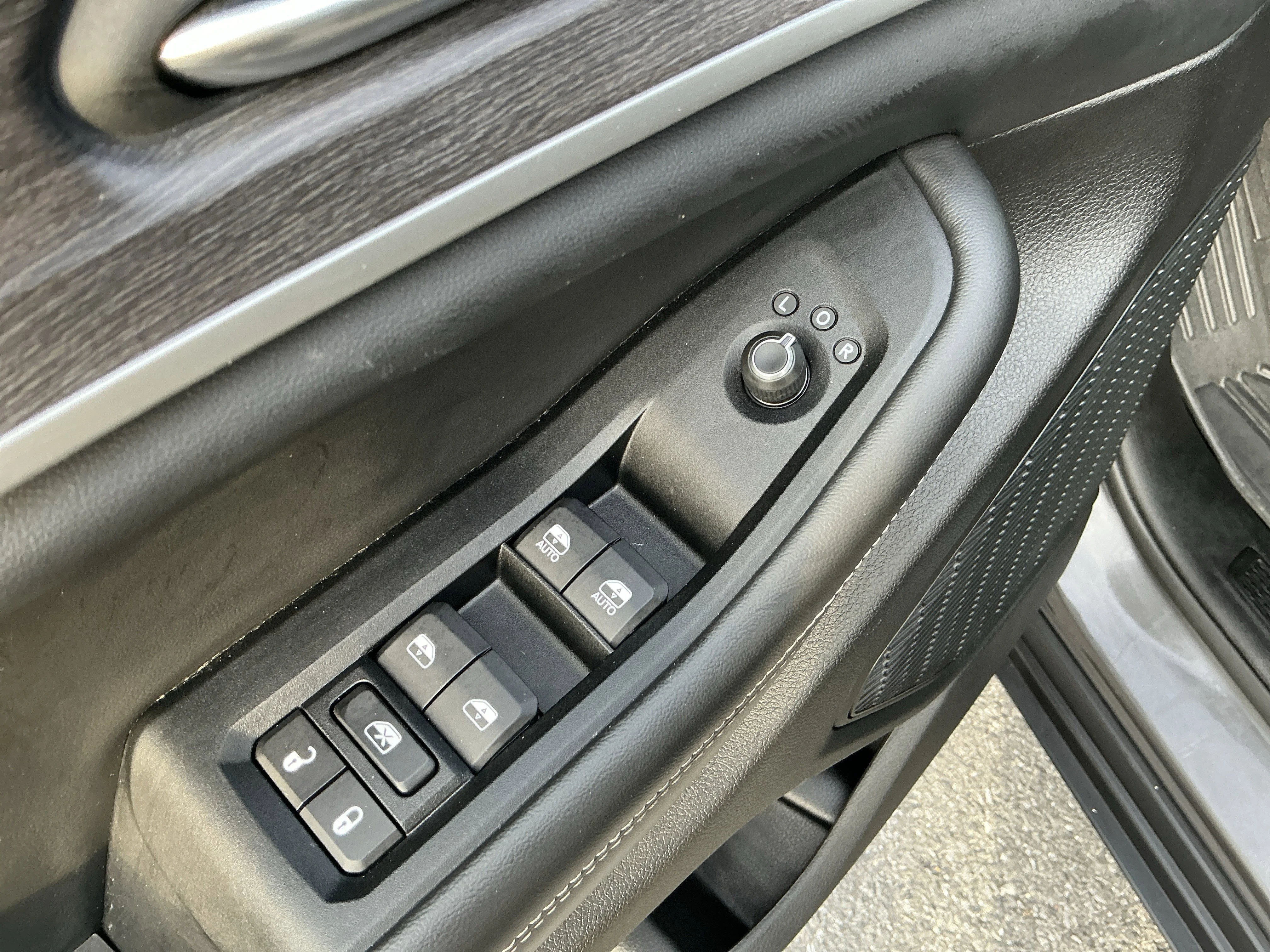 Used 2023 Grey Jeep Limited image 14