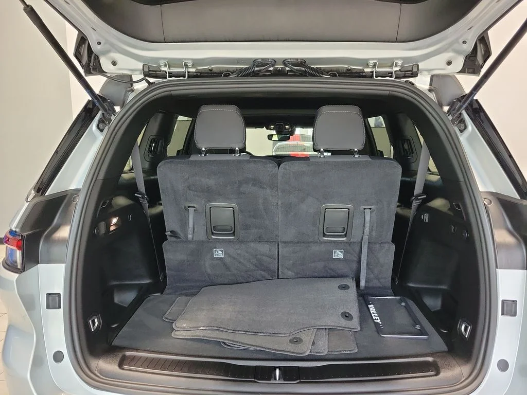 Used 2024 Silver Jeep Laredo image 15