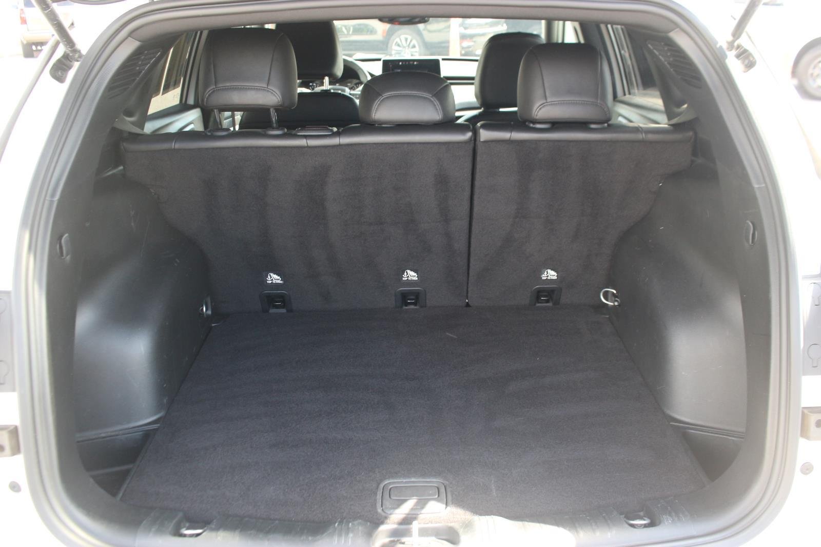 Used 2024 White Jeep Latitude image 11