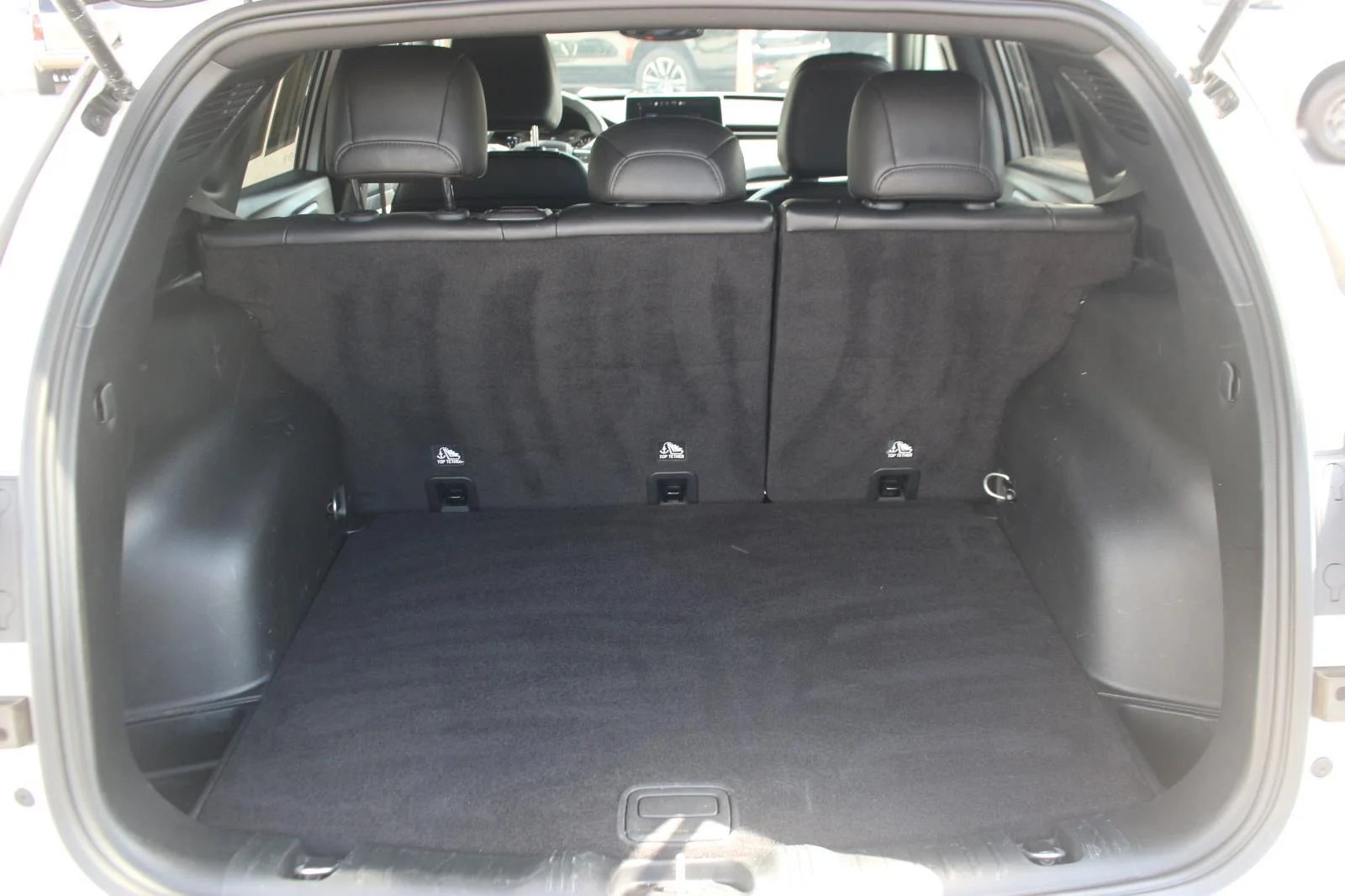 Used 2024 White Jeep Latitude image 11