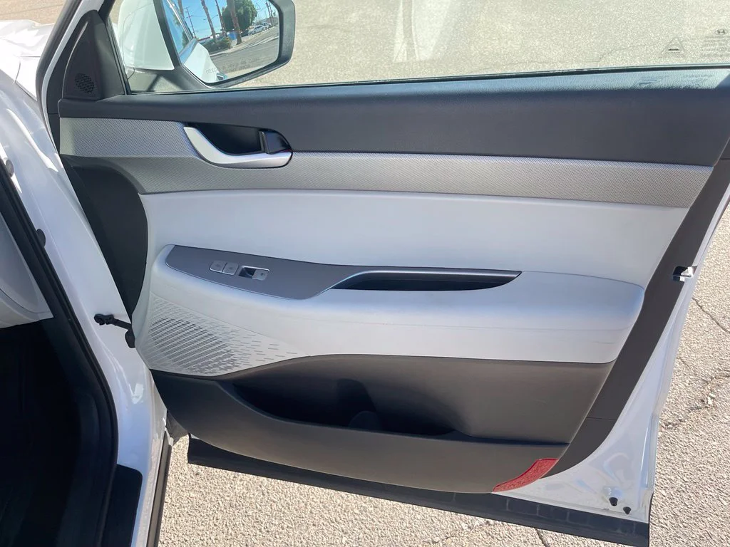 Used 2025 White Hyundai SEL image 32