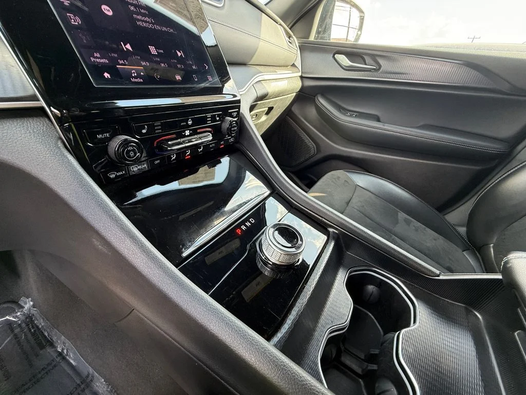 Used 2025 White Jeep Altitude image 22