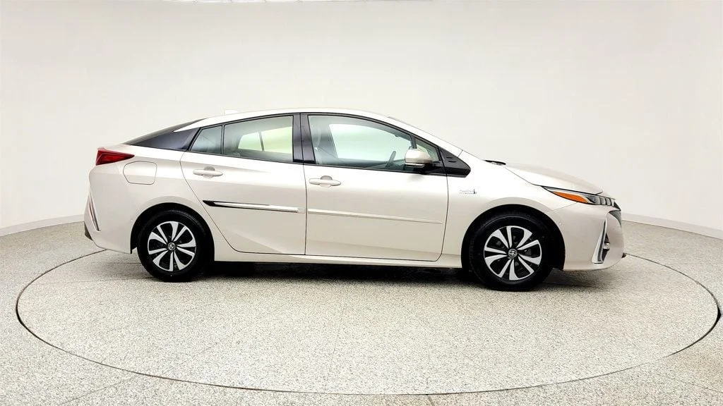 Used 2018 Titanium Glow Toyota Advanced image 4