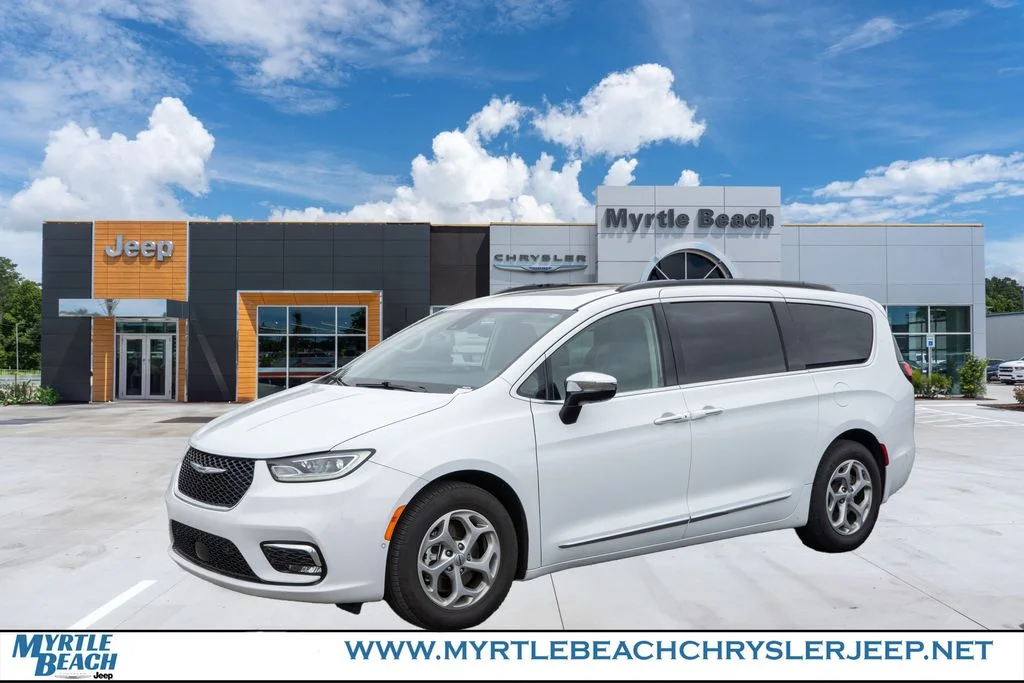 2023 Chrysler Pacifica Limited's photo