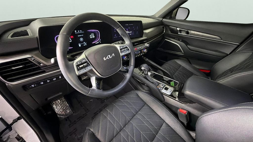 Used 2025 White Kia EX X-Line image 18