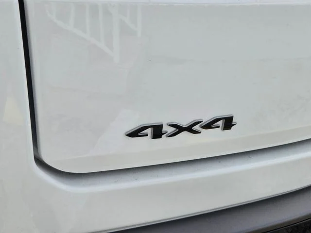 New 2026 Bright White Clear-Coat Exterior Paint Jeep Upland image 9