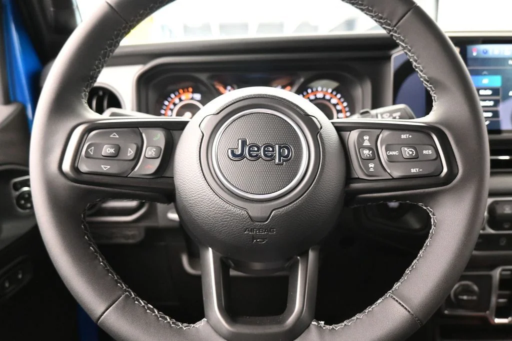 Used 2025 Hydro Blue Pearl Coat Jeep Sport S image 23