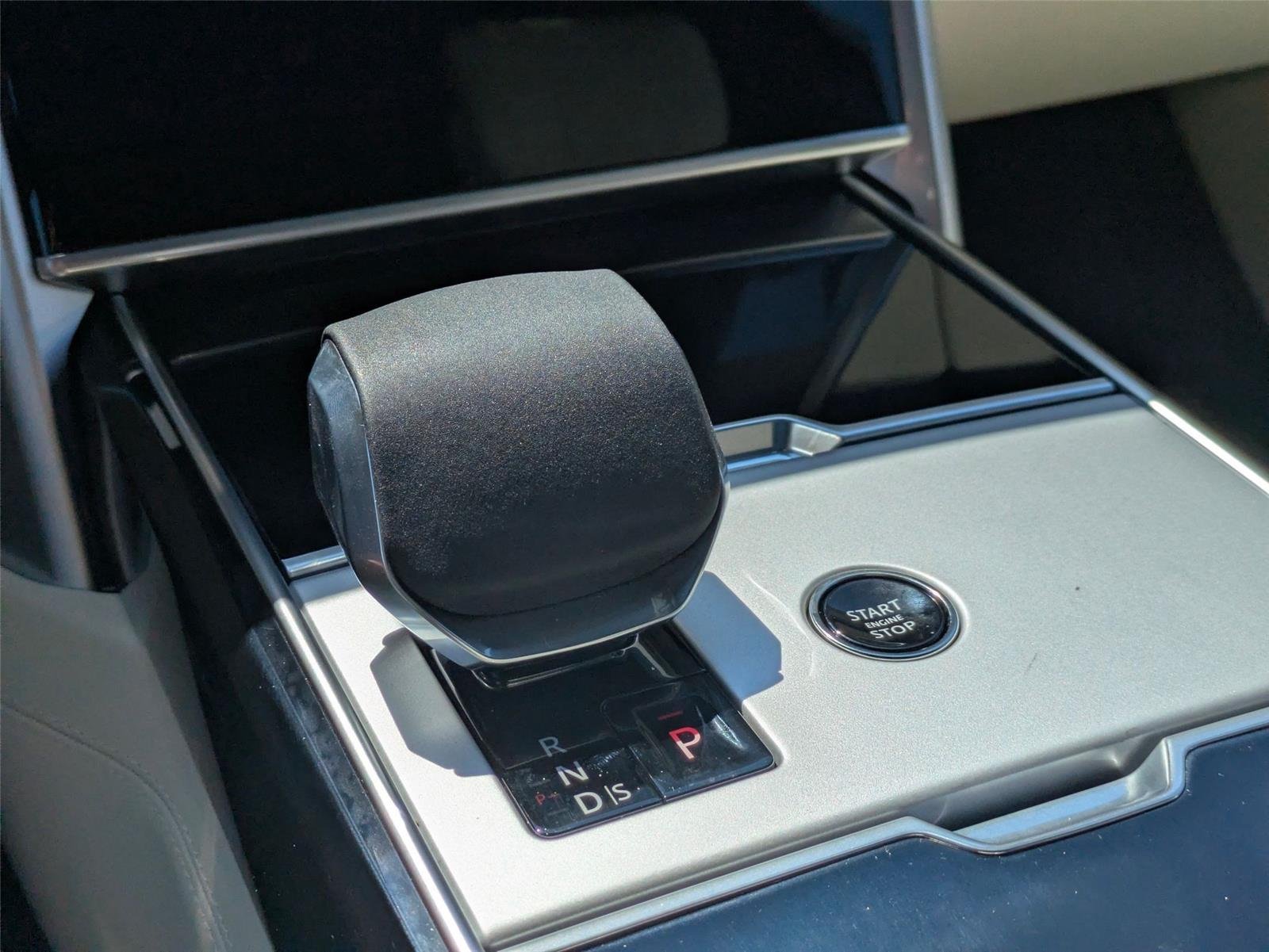 New 2026 Ostuni Pearl White Land Rover Autobiography image 23