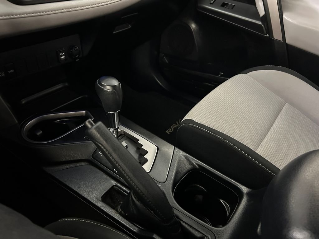 Used 2018 Silver Toyota XLE image 22