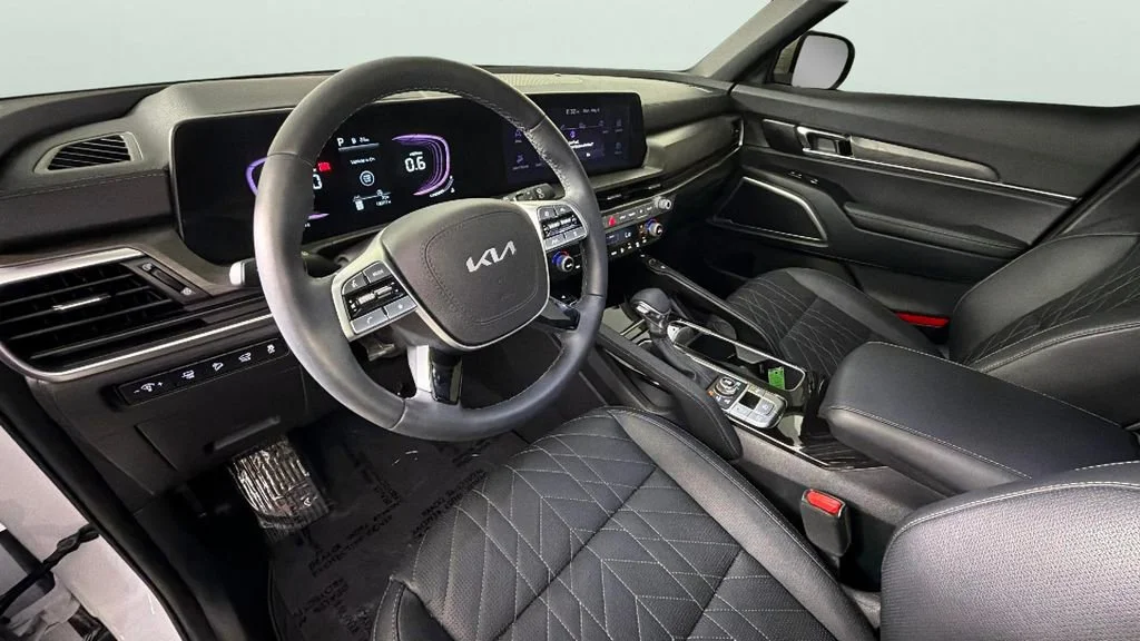 Used 2025 White Kia EX X-Line image 18