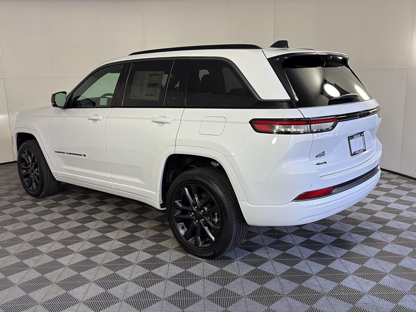 New 2026 Bright White Clear-Coat Exterior Paint Jeep Limited Reserve image 6