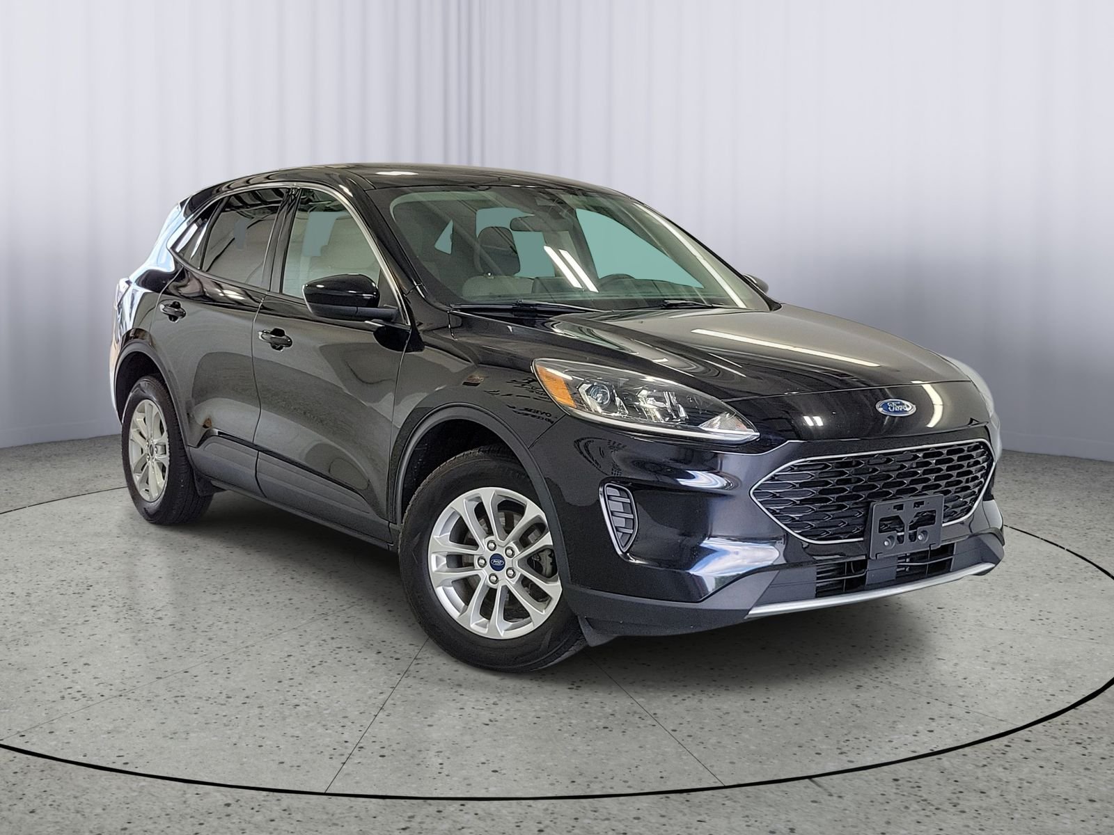 Used 2020  Ford SE image 1