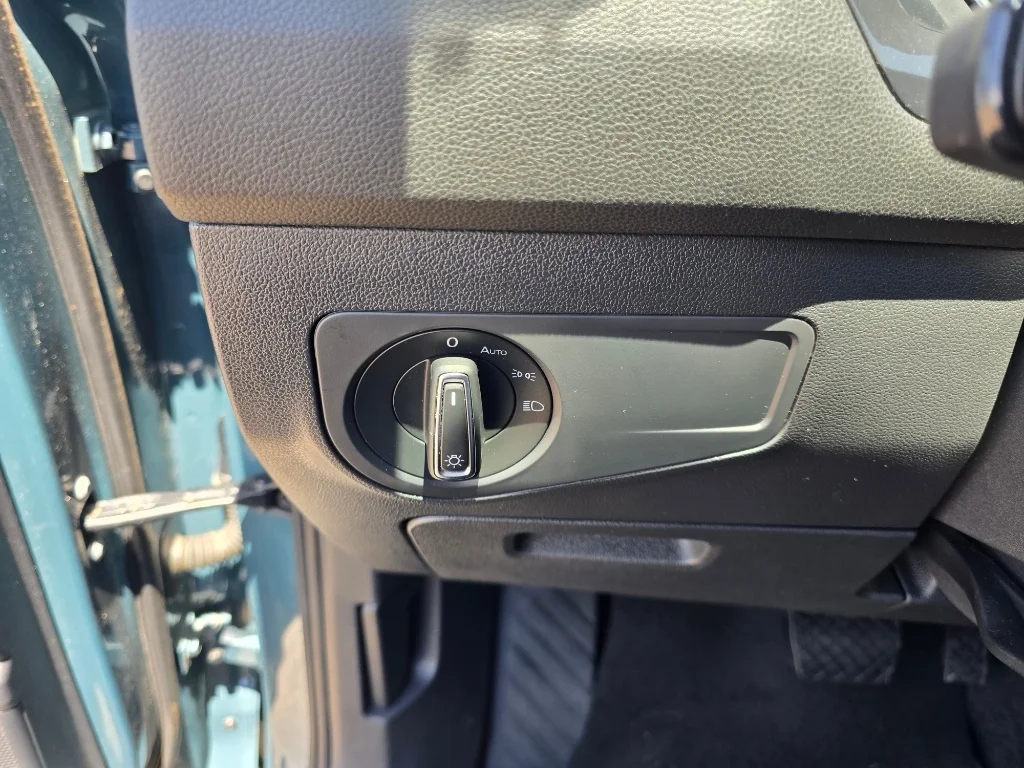 Used 2020 Stone Blue Metallic Volkswagen SE image 18