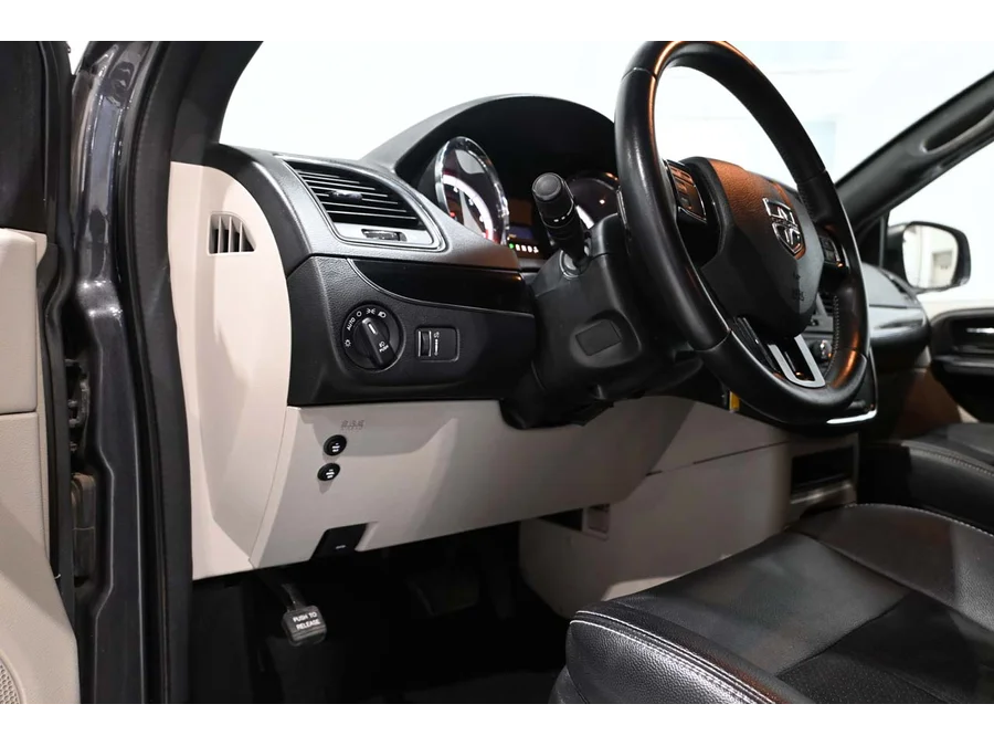 Used 2019 GRAY Dodge SXT Mobility Handicap Van image 31