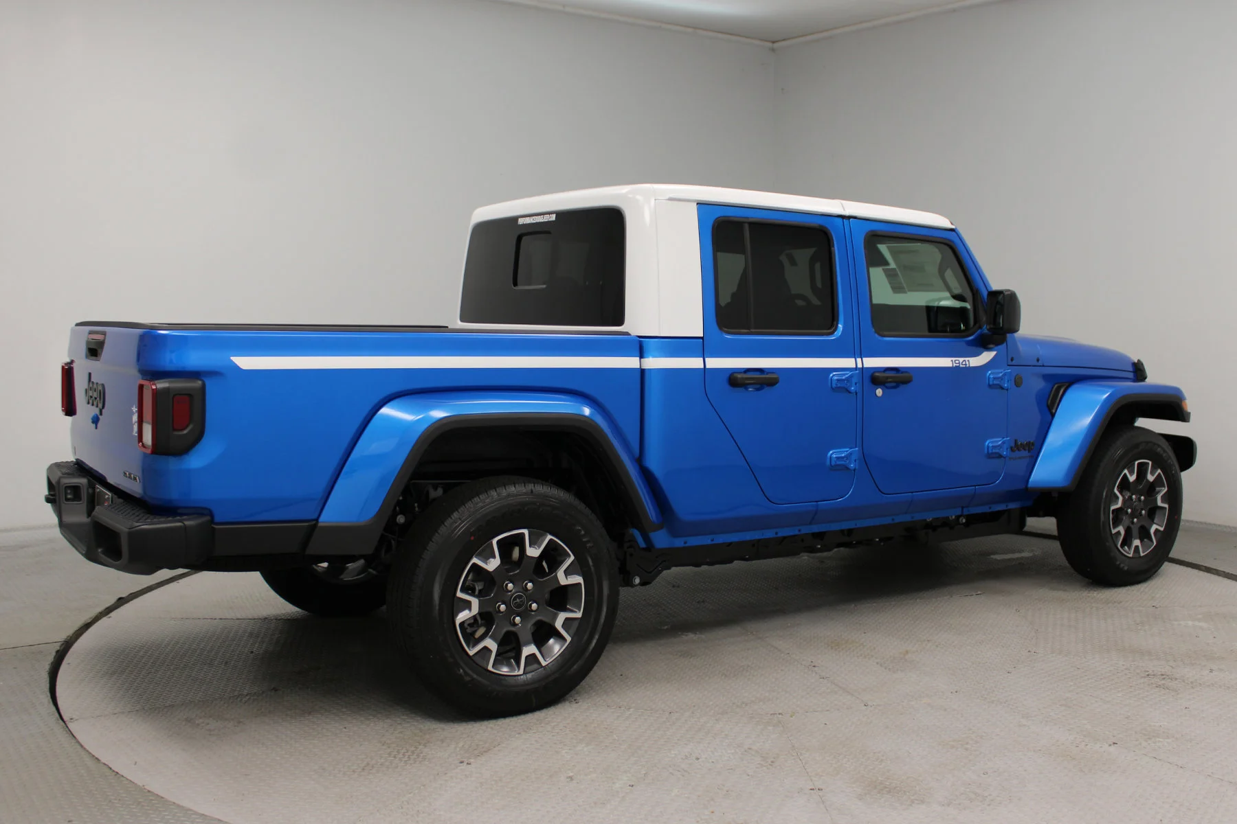New 2026 Hydro Blue Pearl-Coat Exterior Paint Jeep Sahara image 21