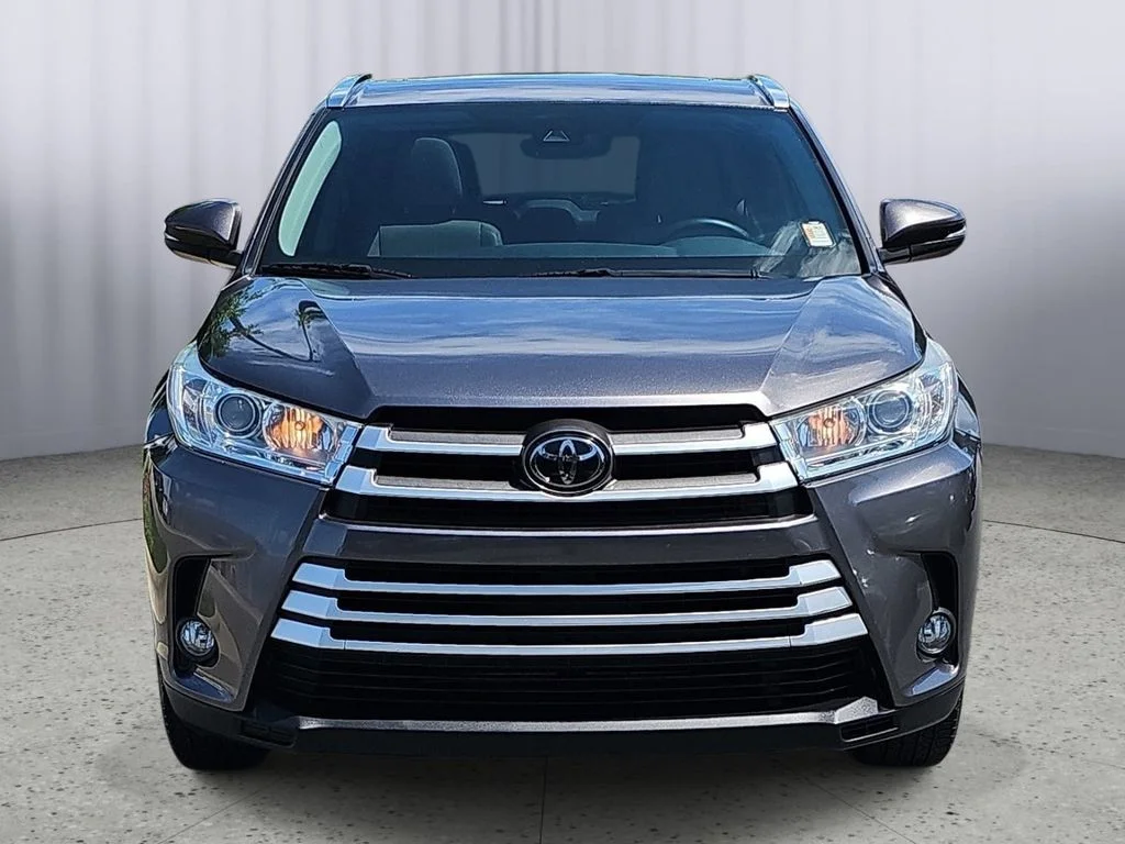 Used 2018 Gray Toyota XLE image 8