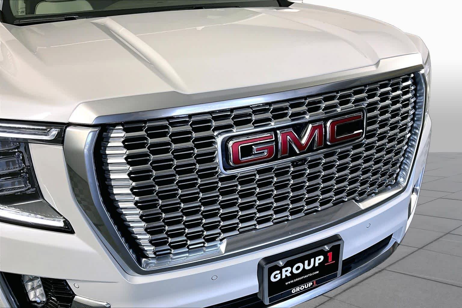 Used 2023 White Frost Tricoat GMC Denali image 28