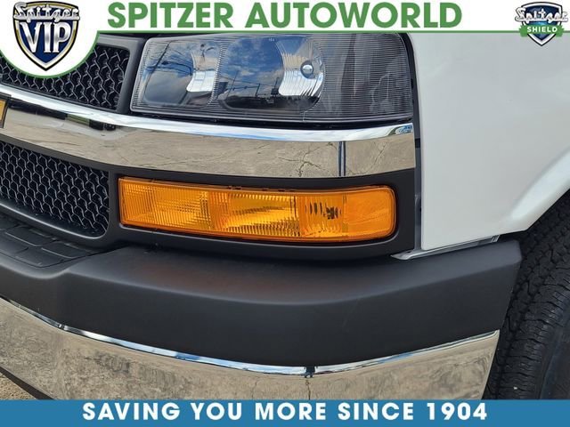 New 2025 Summit White Chevrolet WT image 11